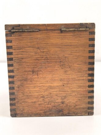 Zuschaltbarer Batteriekasten, sicherlich zivile Ausführung. Maße etwa 9 x 15 x 16cm. Ungereinigt, Funktion nicht geprüft