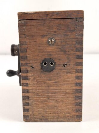 Zuschaltbarer Batteriekasten, sicherlich zivile Ausführung. Maße etwa 9 x 15 x 16cm. Ungereinigt, Funktion nicht geprüft