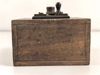 Zuschaltbarer Batteriekasten, sicherlich zivile Ausführung. Maße etwa 9 x 15 x 16cm. Ungereinigt, Funktion nicht geprüft