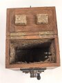 Zuschaltbarer Batteriekasten, sicherlich zivile Ausführung. Maße etwa 9 x 15 x 16cm. Ungereinigt, Funktion nicht geprüft