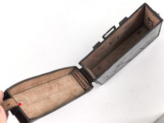 Schnurloser Überträger Wehrmacht datiert 1937. Guter Gesamtzustand, Funktion nicht geprüft, in Tasche, diese ebenfalls aus den 1930iger Jahren
