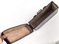 Schnurloser Überträger Wehrmacht datiert 1937. Guter Gesamtzustand, Funktion nicht geprüft, in Tasche, diese ebenfalls aus den 1930iger Jahren