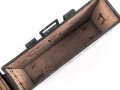 Schnurloser Überträger Wehrmacht datiert 1937. Guter Gesamtzustand, Funktion nicht geprüft, in Tasche, diese ebenfalls aus den 1930iger Jahren