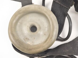 Kopffernsprecher Modell 1935/ 40 Wehrmacht. Ungereinigtes Stück, datiert 1939. Nicht Vollständig, Gummimuscheln weich. Im Transportkasten, dieser original lackiert, lässt sich aber aufgrund des anscheinend verbogenen Scharniers nicht schliessen