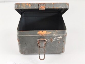 Kopffernsprecher Modell 1935/ 40 Wehrmacht. Ungereinigtes Stück, datiert 1939. Nicht Vollständig, Gummimuscheln weich. Im Transportkasten, dieser original lackiert, lässt sich aber aufgrund des anscheinend verbogenen Scharniers nicht schliessen