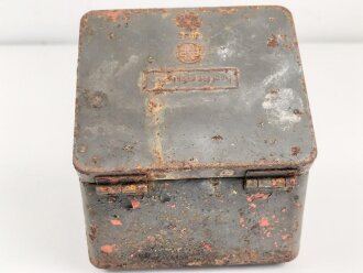 Kopffernsprecher Modell 1935/ 40 Wehrmacht. Ungereinigtes Stück, datiert 1939. Nicht Vollständig, Gummimuscheln weich. Im Transportkasten, dieser original lackiert, lässt sich aber aufgrund des anscheinend verbogenen Scharniers nicht schliessen