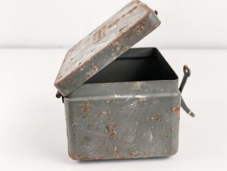 Kopffernsprecher Modell 1935/ 40 Wehrmacht. Ungereinigtes Stück, datiert 1939. Nicht Vollständig, Gummimuscheln weich. Im Transportkasten, dieser original lackiert, lässt sich aber aufgrund des anscheinend verbogenen Scharniers nicht schliessen