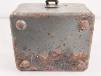 Kopffernsprecher Modell 1935/ 40 Wehrmacht. Ungereinigtes Stück, datiert 1939. Nicht Vollständig, Gummimuscheln weich. Im Transportkasten, dieser original lackiert, lässt sich aber aufgrund des anscheinend verbogenen Scharniers nicht schliessen