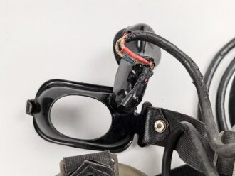 Kopffernsprecher Modell 1935/ 40 Wehrmacht. Ungereinigtes Stück, datiert 1939. Nicht Vollständig, Gummimuscheln weich. Im Transportkasten, dieser original lackiert, lässt sich aber aufgrund des anscheinend verbogenen Scharniers nicht schliessen
