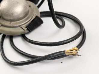 Kopffernsprecher Modell 1935/ 40 Wehrmacht. Ungereinigtes Stück, datiert 1939. Nicht Vollständig, Gummimuscheln weich. Im Transportkasten, dieser original lackiert, lässt sich aber aufgrund des anscheinend verbogenen Scharniers nicht schliessen