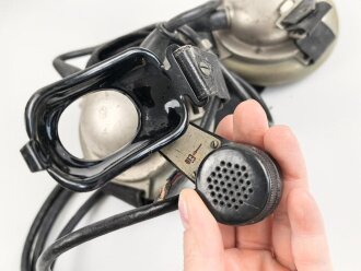 Kopffernsprecher Modell 1935/ 40 Wehrmacht. Ungereinigtes Stück, datiert 1939. Nicht Vollständig, Gummimuscheln weich. Im Transportkasten, dieser original lackiert, lässt sich aber aufgrund des anscheinend verbogenen Scharniers nicht schliessen