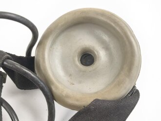Kopffernsprecher Modell 1935/ 40 Wehrmacht. Ungereinigtes Stück, datiert 1939. Nicht Vollständig, Gummimuscheln weich. Im Transportkasten, dieser original lackiert, lässt sich aber aufgrund des anscheinend verbogenen Scharniers nicht schliessen