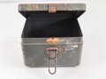 Kopffernsprecher Modell 1935/ 40 Wehrmacht. Ungereinigtes Stück, datiert 1939. Nicht Vollständig, Gummimuscheln weich. Im Transportkasten, dieser original lackiert, lässt sich aber aufgrund des anscheinend verbogenen Scharniers nicht schliessen