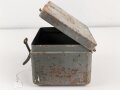 Kopffernsprecher Modell 1935/ 40 Wehrmacht. Ungereinigtes Stück, datiert 1939. Nicht Vollständig, Gummimuscheln weich. Im Transportkasten, dieser original lackiert, lässt sich aber aufgrund des anscheinend verbogenen Scharniers nicht schliessen