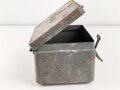 Kopffernsprecher Modell 1935/ 40 Wehrmacht. Ungereinigtes Stück, datiert 1939. Nicht Vollständig, Gummimuscheln weich. Im Transportkasten, dieser original lackiert, lässt sich aber aufgrund des anscheinend verbogenen Scharniers nicht schliessen