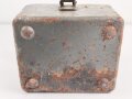 Kopffernsprecher Modell 1935/ 40 Wehrmacht. Ungereinigtes Stück, datiert 1939. Nicht Vollständig, Gummimuscheln weich. Im Transportkasten, dieser original lackiert, lässt sich aber aufgrund des anscheinend verbogenen Scharniers nicht schliessen