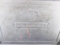 Kopffernsprecher Modell 1935/ 40 Wehrmacht. Ungereinigtes Stück, datiert 1939. Nicht Vollständig, Gummimuscheln weich. Im Transportkasten, dieser original lackiert, lässt sich aber aufgrund des anscheinend verbogenen Scharniers nicht schliessen