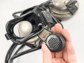 Kopffernsprecher Modell 1935/ 40 Wehrmacht. Ungereinigtes Stück, datiert 1939. Nicht Vollständig, Gummimuscheln weich. Im Transportkasten, dieser original lackiert, lässt sich aber aufgrund des anscheinend verbogenen Scharniers nicht schliessen
