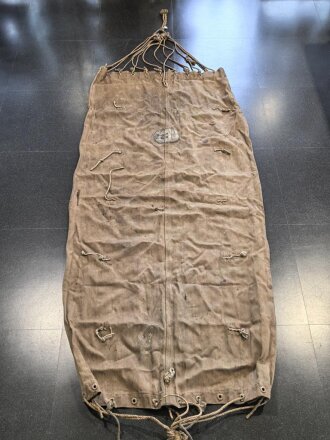 Hängematte aus rotbraunem Webleinen, keine Stempelung, vermutlich kaiserliche Marine. Maße ohne Schnüre etwa 95 x 200cm