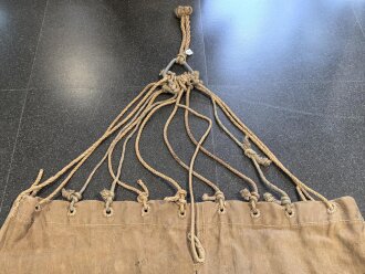 Hängematte aus rotbraunem Webleinen, keine Stempelung, vermutlich kaiserliche Marine. Maße ohne Schnüre etwa 95 x 200cm
