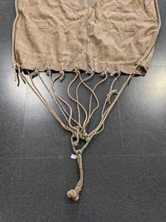 Hängematte aus rotbraunem Webleinen, keine Stempelung, vermutlich kaiserliche Marine. Maße ohne Schnüre etwa 95 x 200cm