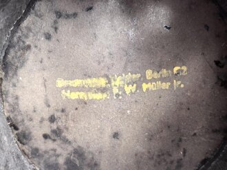 III.Reich, Tschako für Mannschaften der Gerndarmerie. Undeutlicher Hersteller, der Adler ohne Splinte aufgenäht. Eigenwillige Befestigung der "Knöpfe 91". Vermutlich aus alt und neuteilen zusammengesetztes Stück