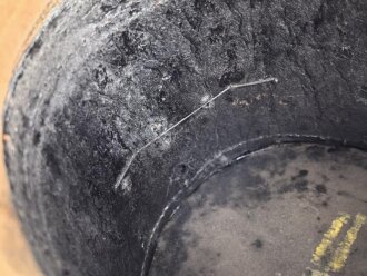III.Reich, Tschako für Mannschaften der Gerndarmerie. Undeutlicher Hersteller, der Adler ohne Splinte aufgenäht. Eigenwillige Befestigung der "Knöpfe 91". Vermutlich aus alt und neuteilen zusammengesetztes Stück
