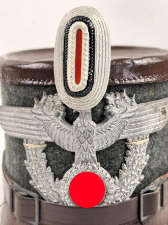 III.Reich, Tschako für Mannschaften der Gerndarmerie. Undeutlicher Hersteller, der Adler ohne Splinte aufgenäht. Eigenwillige Befestigung der "Knöpfe 91". Vermutlich aus alt und neuteilen zusammengesetztes Stück