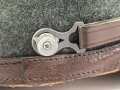 III.Reich, Tschako für Mannschaften der Gerndarmerie. Undeutlicher Hersteller, der Adler ohne Splinte aufgenäht. Eigenwillige Befestigung der "Knöpfe 91". Vermutlich aus alt und neuteilen zusammengesetztes Stück