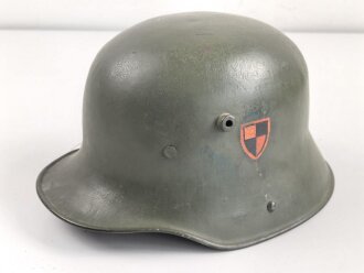 1.Weltkrieg Stahlhelmglocke. Hersteller T.J.66. Neuzeitlich lackiert und mit schlauem Abzeichen versehen. Bei einer der Nieten ist ein Splint beinahe abgebrochen