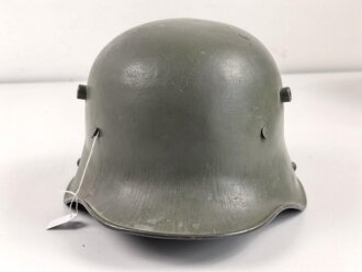 1.Weltkrieg Stahlhelmglocke. Hersteller T.J.66. Neuzeitlich lackiert und mit schlauem Abzeichen versehen. Bei einer der Nieten ist ein Splint beinahe abgebrochen