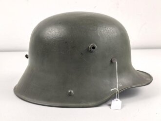1.Weltkrieg Stahlhelmglocke. Hersteller T.J.66. Neuzeitlich lackiert und mit schlauem Abzeichen versehen. Bei einer der Nieten ist ein Splint beinahe abgebrochen