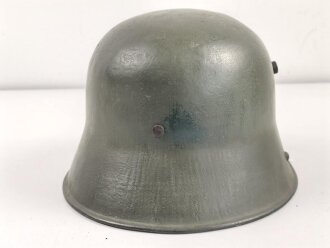 1.Weltkrieg Stahlhelmglocke. Hersteller T.J.66. Neuzeitlich lackiert und mit schlauem Abzeichen versehen. Bei einer der Nieten ist ein Splint beinahe abgebrochen