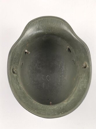 1.Weltkrieg Stahlhelmglocke. Hersteller T.J.66. Neuzeitlich lackiert und mit schlauem Abzeichen versehen. Bei einer der Nieten ist ein Splint beinahe abgebrochen