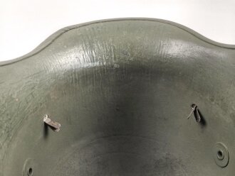 1.Weltkrieg Stahlhelmglocke. Hersteller T.J.66. Neuzeitlich lackiert und mit schlauem Abzeichen versehen. Bei einer der Nieten ist ein Splint beinahe abgebrochen