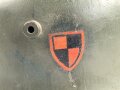 1.Weltkrieg Stahlhelmglocke. Hersteller T.J.66. Neuzeitlich lackiert und mit schlauem Abzeichen versehen. Bei einer der Nieten ist ein Splint beinahe abgebrochen