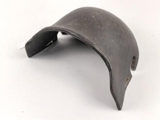 1.Weltkrieg  Stirnschutz für einen Stahlhelm. Gusseisen, keine Markierungen, "klingt" beim Anschlagen. Original ?