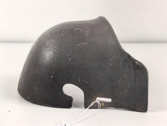 1.Weltkrieg  Stirnschutz für einen Stahlhelm. Gusseisen, keine Markierungen, "klingt" beim Anschlagen. Original ?