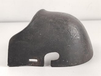 1.Weltkrieg  Stirnschutz für einen Stahlhelm. Gusseisen, keine Markierungen, "klingt" beim Anschlagen. Original ?