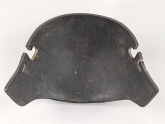 1.Weltkrieg  Stirnschutz für einen Stahlhelm. Gusseisen, keine Markierungen, "klingt" beim Anschlagen. Original ?