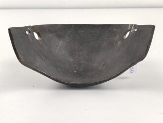 1.Weltkrieg  Stirnschutz für einen Stahlhelm. Gusseisen, keine Markierungen, "klingt" beim Anschlagen. Original ?