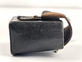 Patronentasche geschwärztes Leder mit Messingbeschlägen. Maße etwa 7 x 9 x 5cm