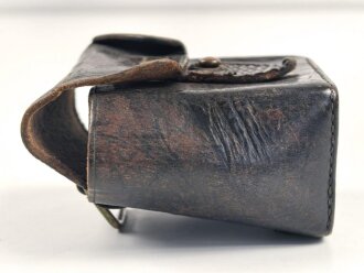 Patronentasche geschwärztes Leder mit Messingbeschlägen. Maße etwa 7 x 9 x 5cm