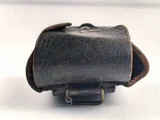 Patronentasche geschwärztes Leder mit Messingbeschlägen. Maße etwa 7 x 9 x 5cm