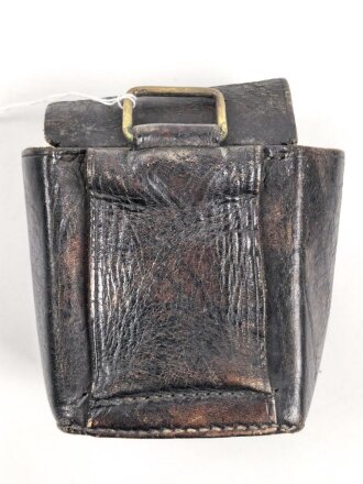 Patronentasche geschwärztes Leder mit Messingbeschlägen. Maße etwa 7 x 9 x 5cm
