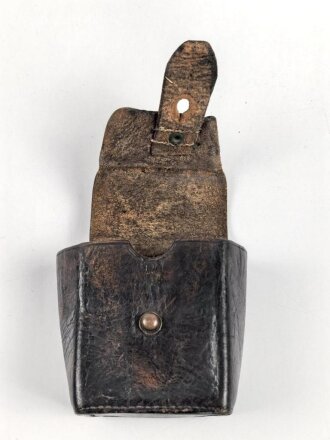 Patronentasche geschwärztes Leder mit Messingbeschlägen. Maße etwa 7 x 9 x 5cm