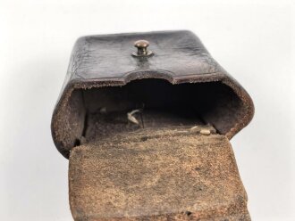 Patronentasche geschwärztes Leder mit Messingbeschlägen. Maße etwa 7 x 9 x 5cm