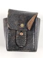 Patronentasche geschwärztes Leder mit Messingbeschlägen. Maße etwa 7 x 9 x 5cm