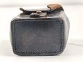Patronentasche geschwärztes Leder mit Messingbeschlägen. Maße etwa 7 x 9 x 5cm