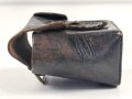Patronentasche geschwärztes Leder mit Messingbeschlägen. Maße etwa 7 x 9 x 5cm